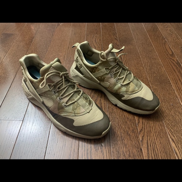 Nike Other - Nike Huarache Utility Camo (Sz 9)